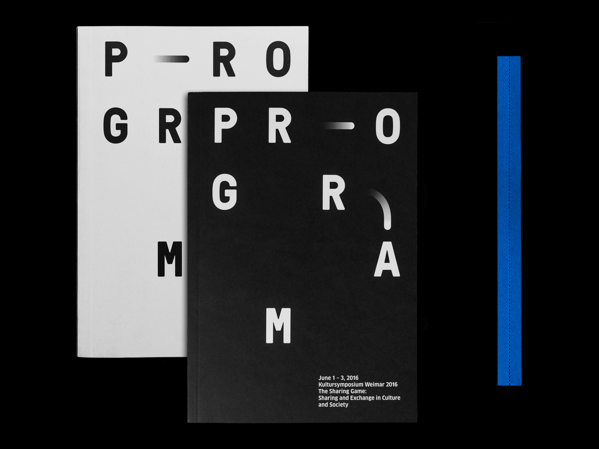 Zwei Programmhefte in schwarz und weiß mit blauer Bindung / Two program booklets in black and white with blue binding