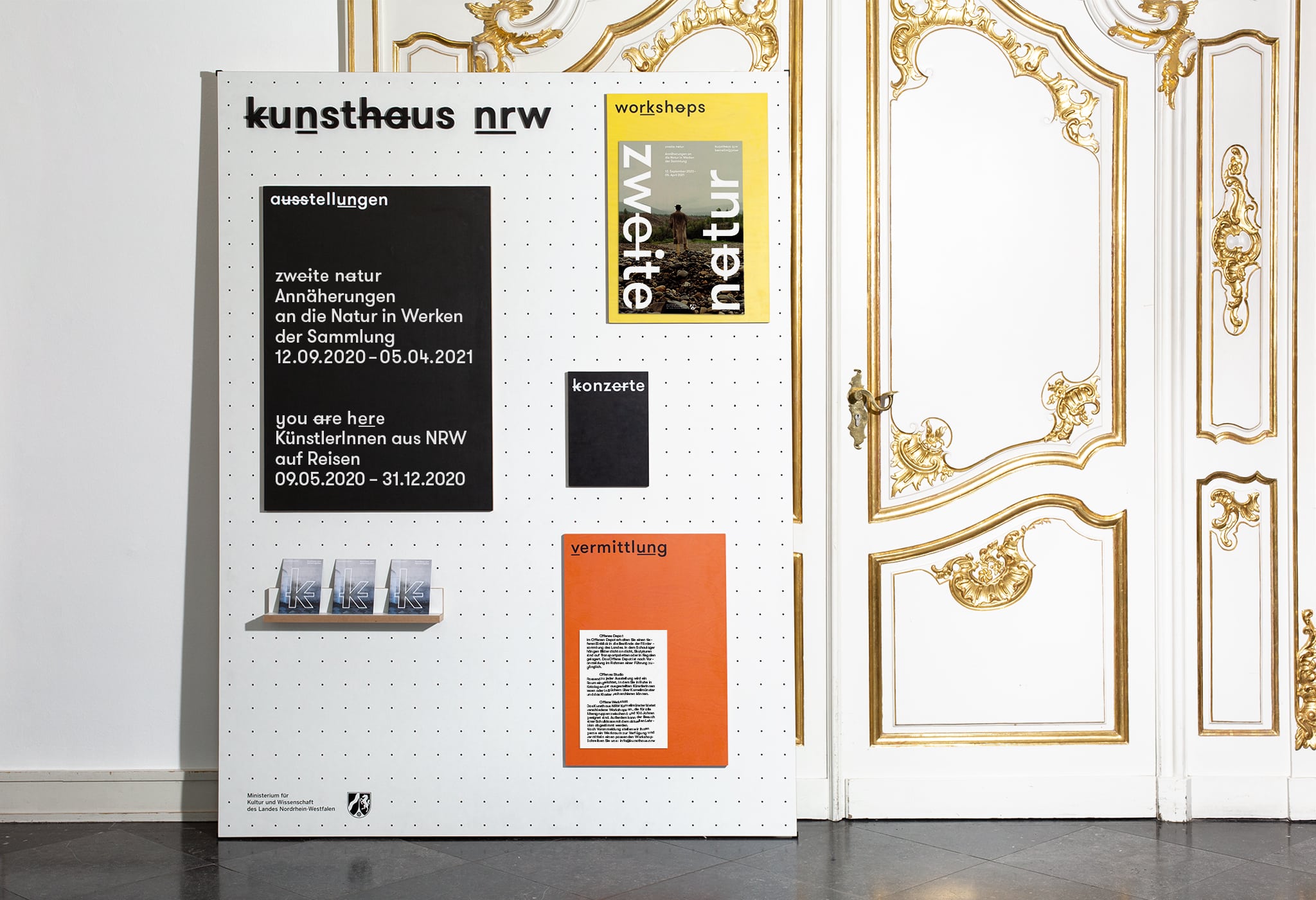 modulares Ausstellungssystem im Hintergrund gold verzierte Tür / modular exhibition system in the background gold decorated door