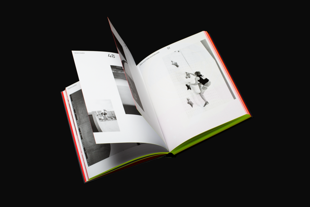 aufgeschlagenes Buch mit fotografischer Sportserie / open book with photographic sports series