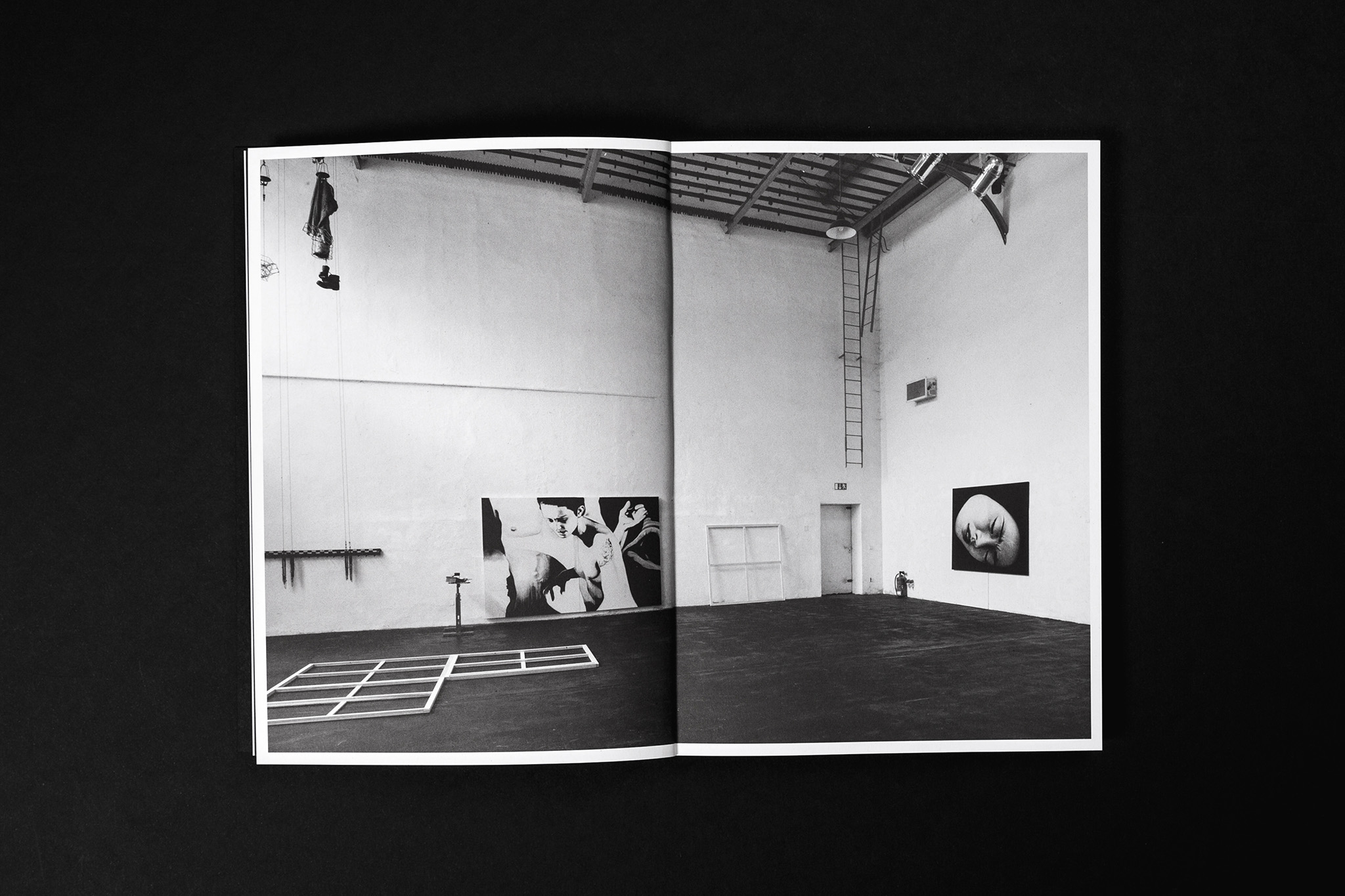 Atelieransicht im Katalog / Studio view in catalog