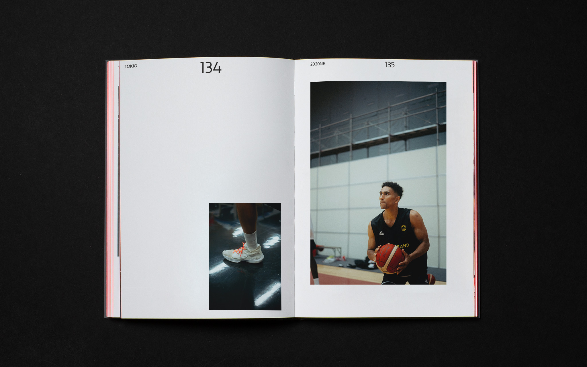Katalogseite mit Basketball-Fotografien / Catalog page with basketball photography