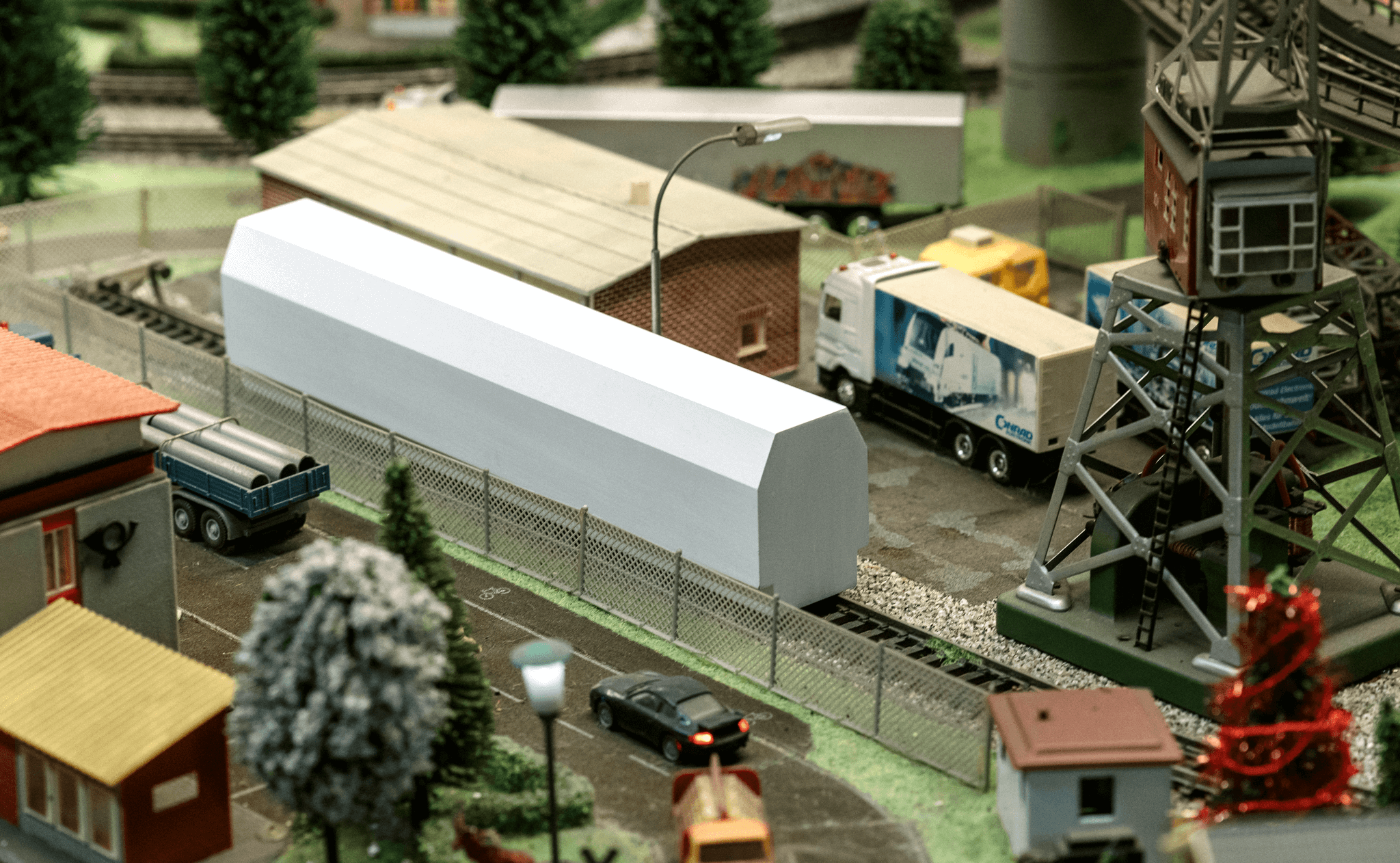 weißer unbedruckter Waggon in Modellbaulandschaft / white unprinted wagon in model landscape