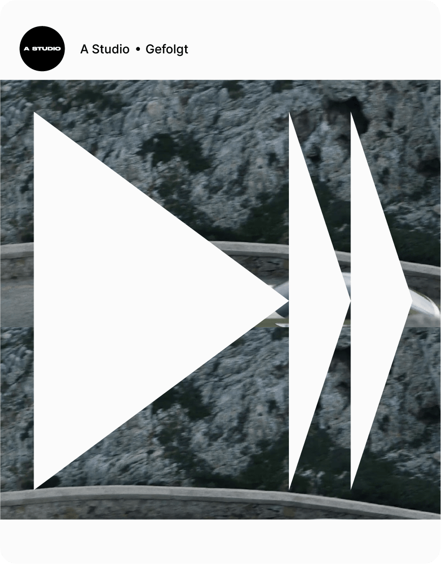 piktografische Pfeile platziert auf bergiger Landschaft / pictographic arrows placed on mountainous landscape
