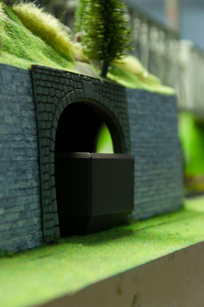 Detailaufnahme eines Tunneleingangs in einer Modellbaulandschaft / Detail of a tunnel entrance in a model landscape