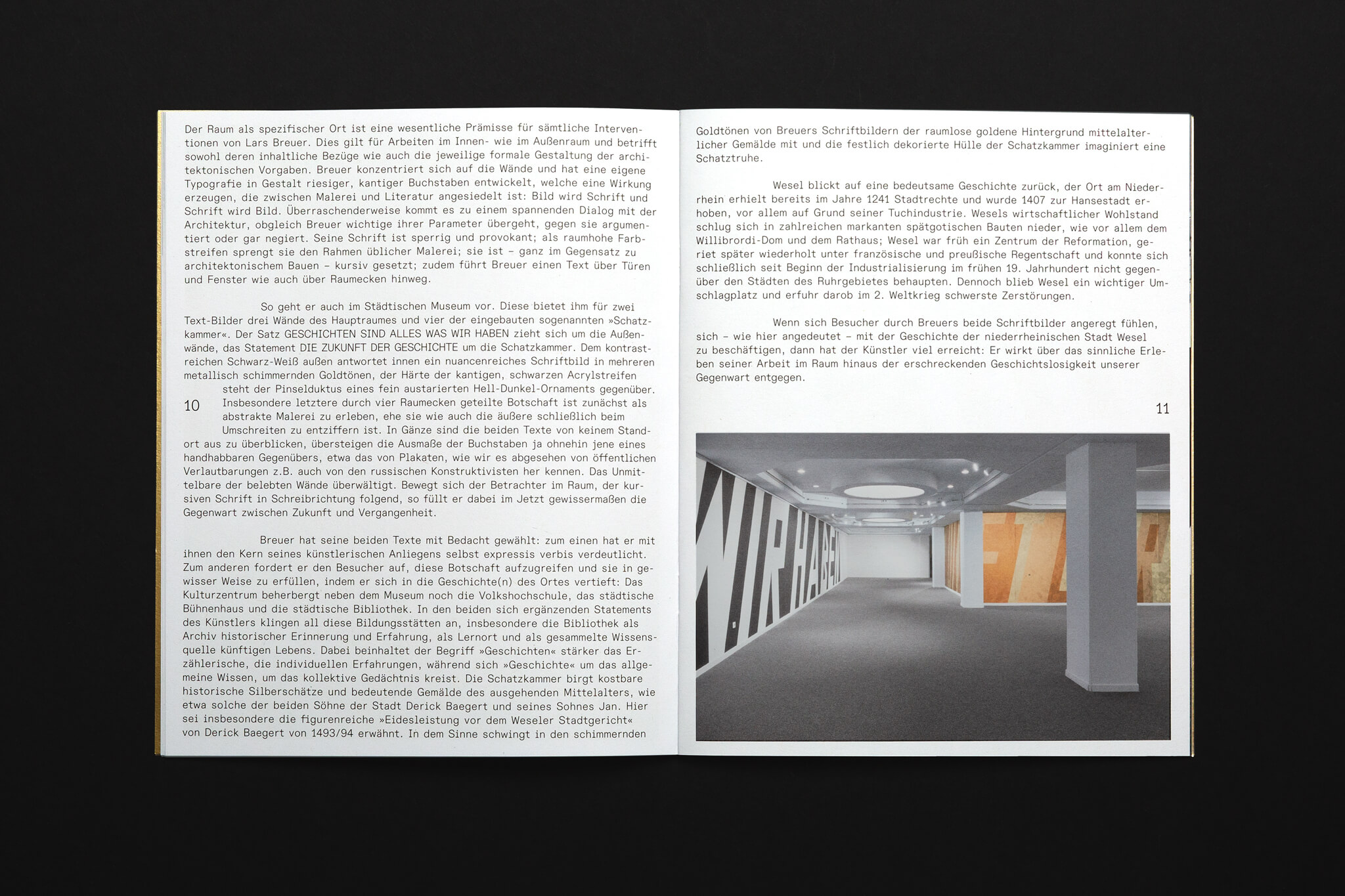 Textdoppelseite mit Ausstellungsfotografie / Text double page with exhibition photography
