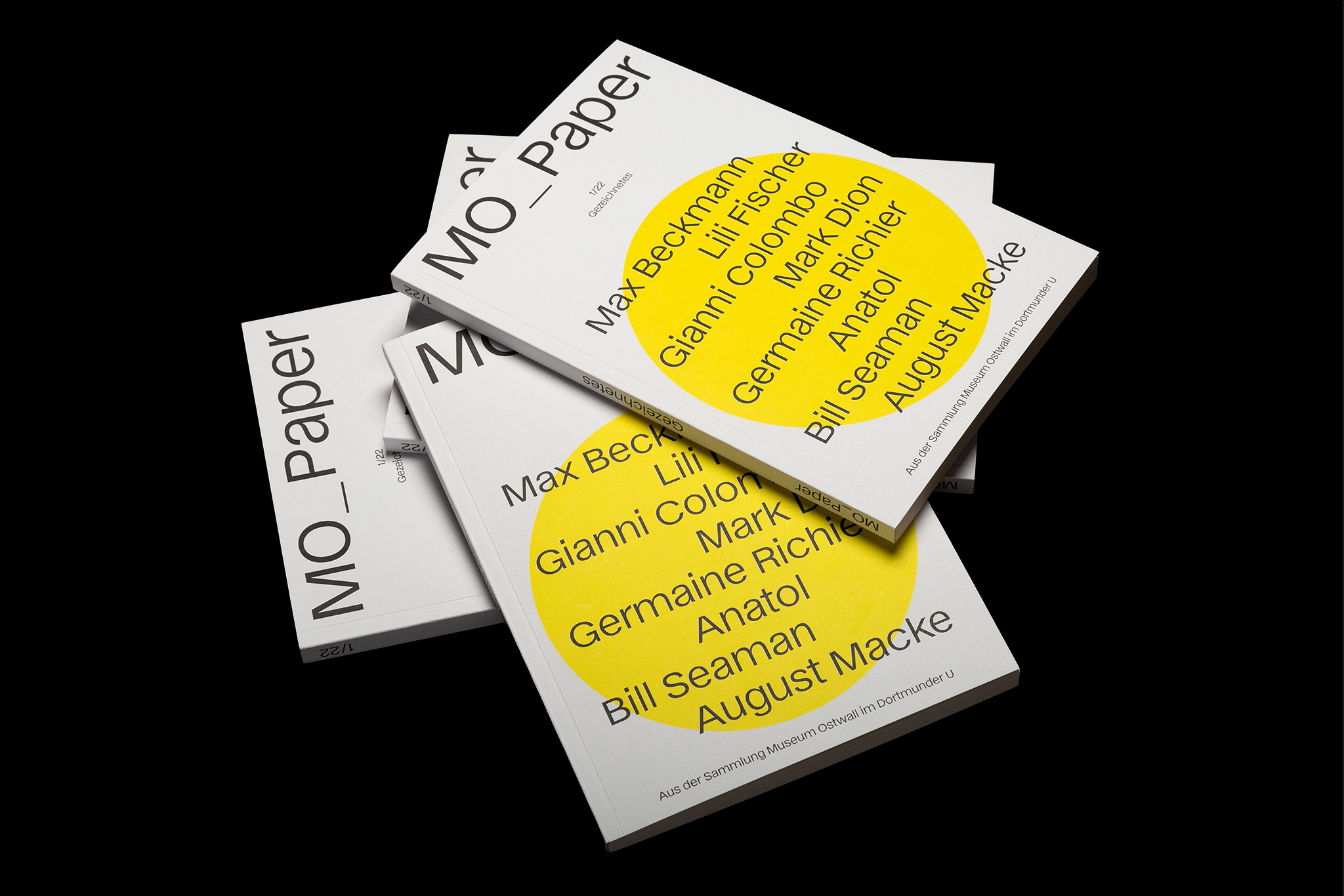 Stapel Magazine mit gelbem Kreis / Stack of magazines with yellow circle