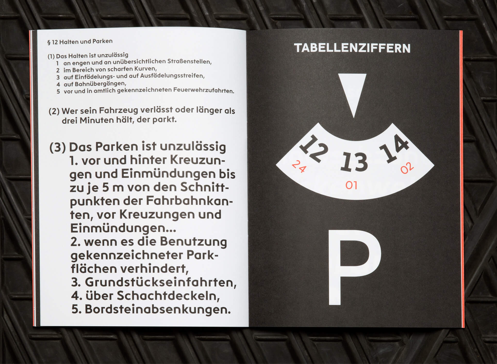Doppelseite mit Grafik einer Parkscheibe / Double page with graphic of a parking disc