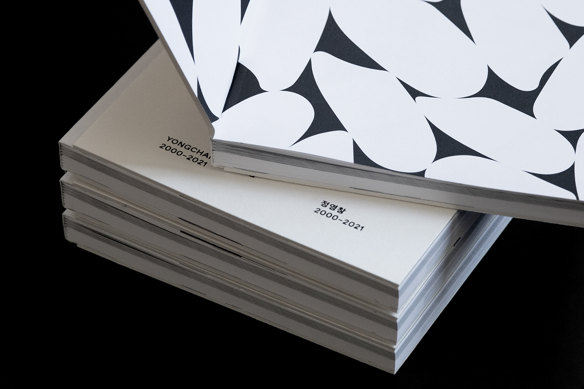 Katalogstapel und Vorsatzpapier mit Reiskörnern / Catalog stack and endpapers with rice grains