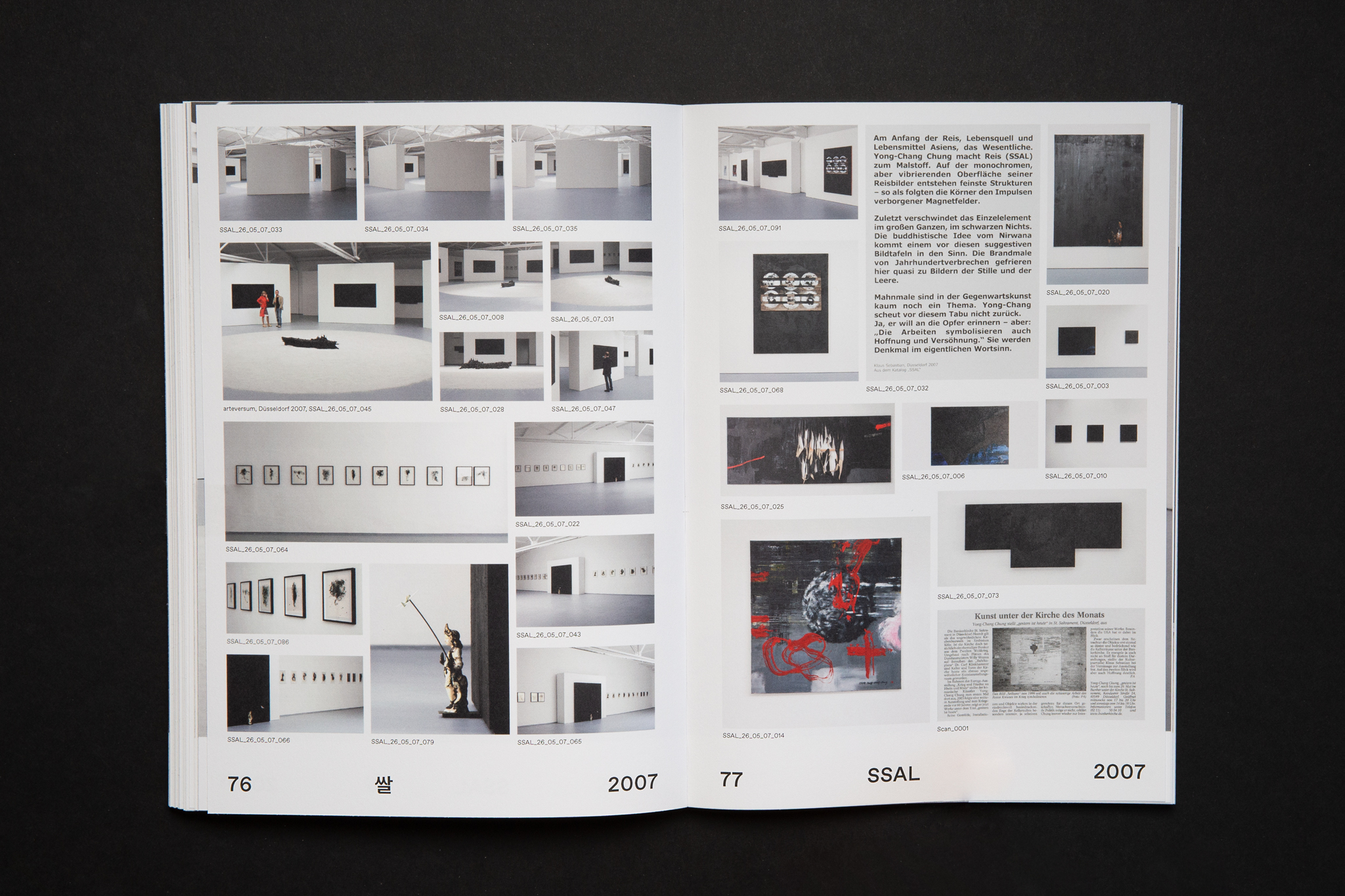 Aufgeschlagene Doppelseite mit kleinen Ausstellungsansichten / Opened double page with small exhibition views